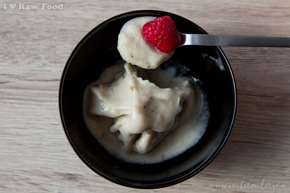 lody bananowe ze świeżymi malinami